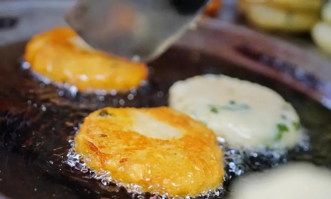 在贵州,大街小巷最常见的一道小吃就应该属洋芋粑了吧.洋芋粑是贵阳